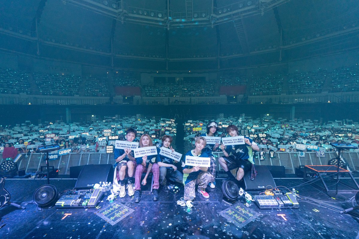 A moment captured by Xdinary Heroes's fan