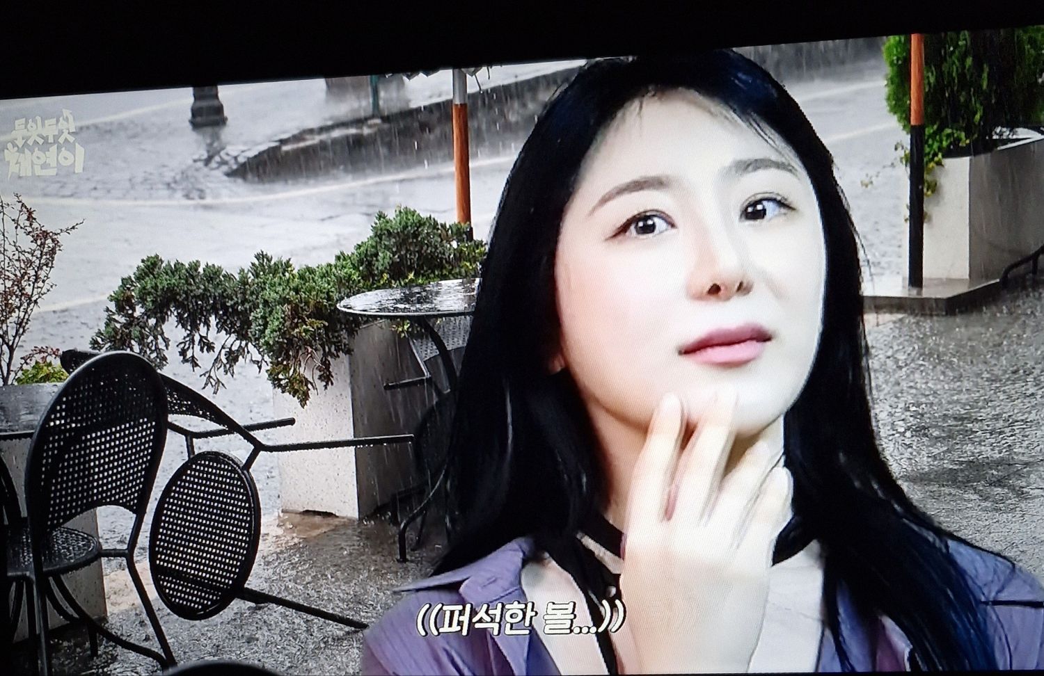 A moment captured by Lee Chaeyeon's fan