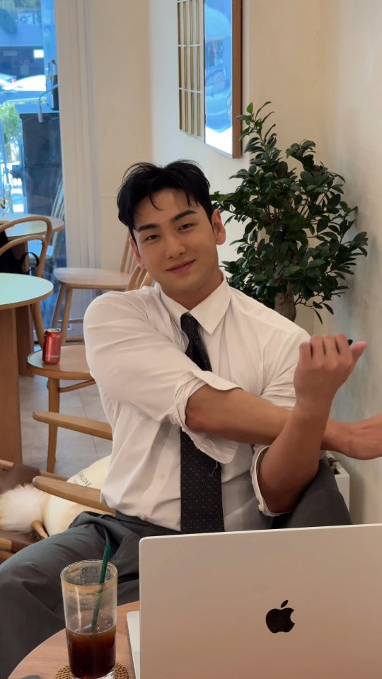 Behind-the-scenes cut of Baekho