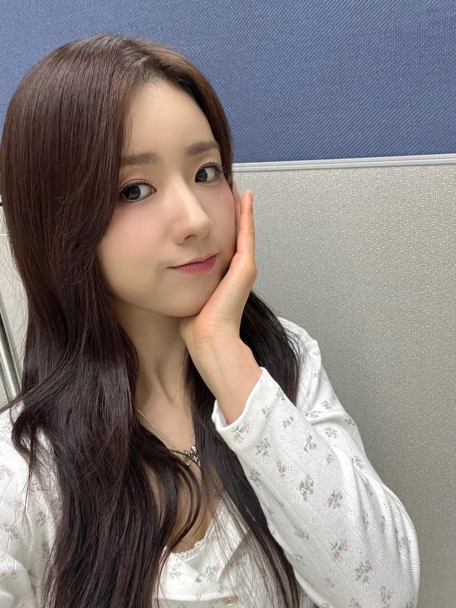 Behind-the-scenes cut of Apink