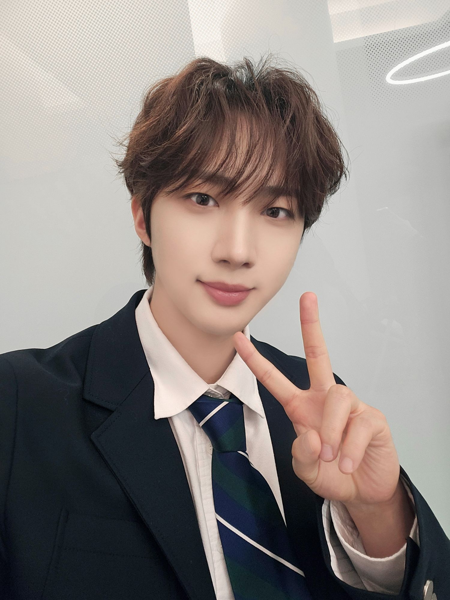 Behind-the-scenes cut of Hui (PENTAGON)