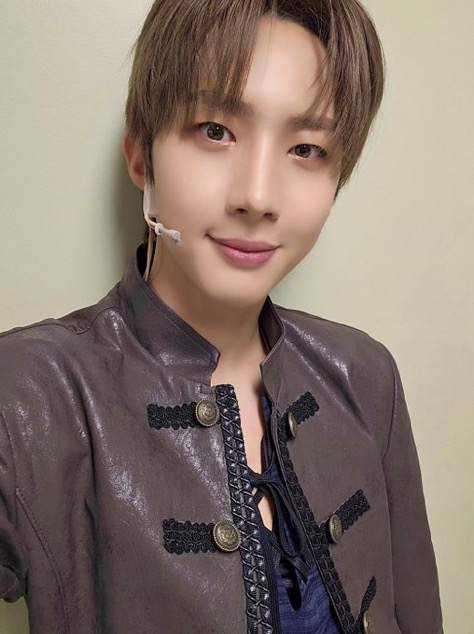 A moment captured by Hui (PENTAGON)'s fan