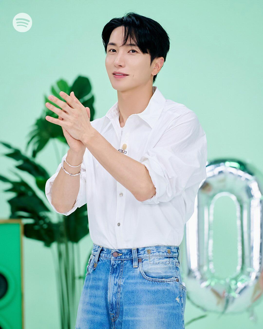 Behind-the-scenes cut of Leeteuk (Super Junior)