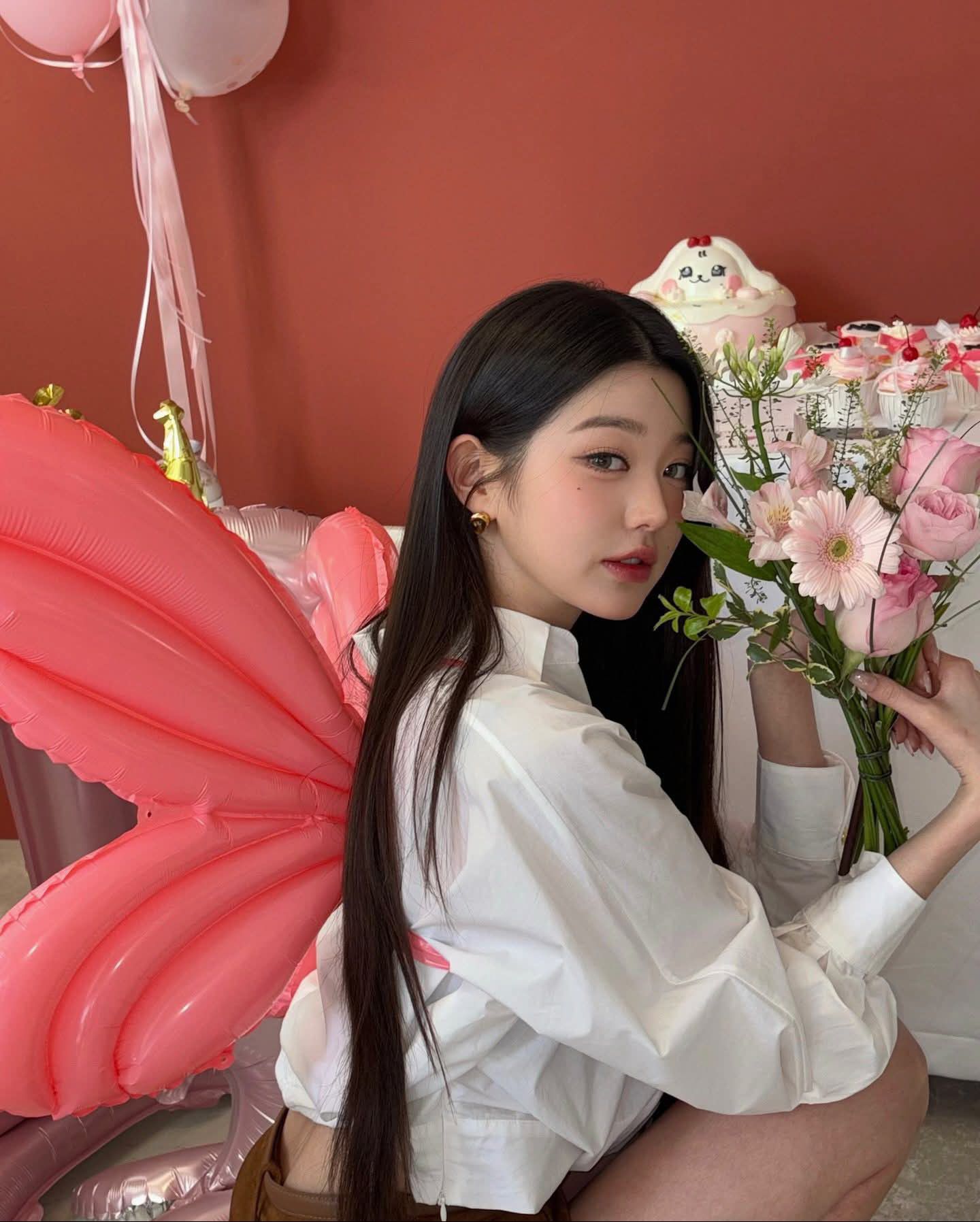 Recent activity shot of Jang Wonyoung (IVE)