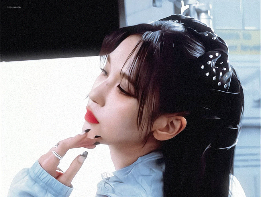 Behind-the-scenes cut of Mina (TWICE)