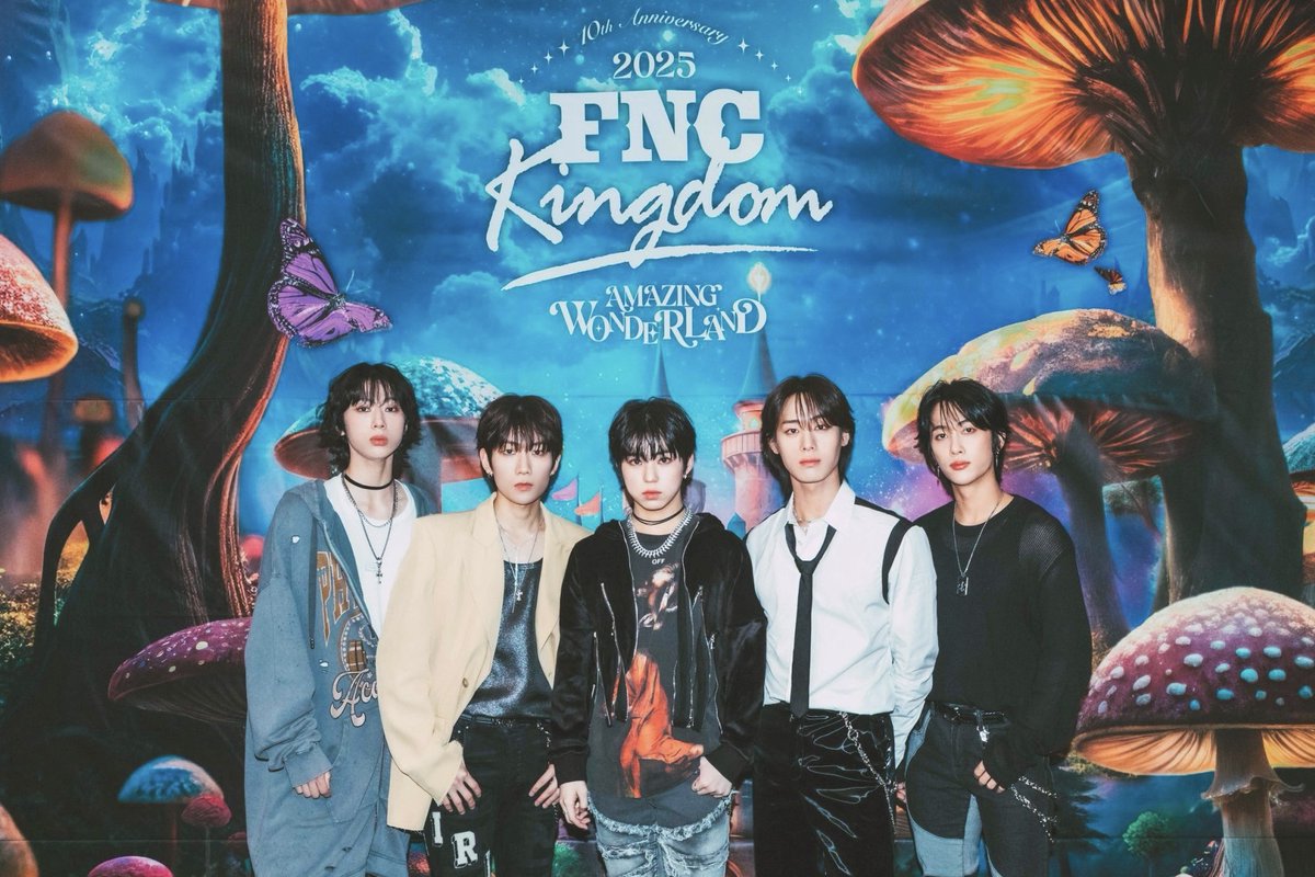 A moment captured by Hi-Fi Un!corn's fan