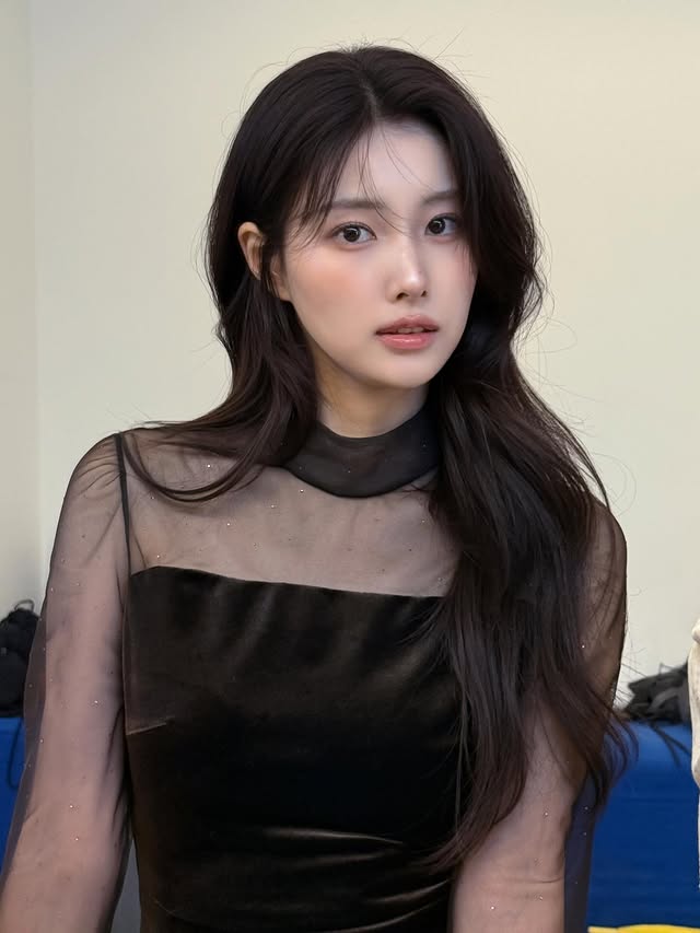 A moment captured by Kang Hyewon's fan