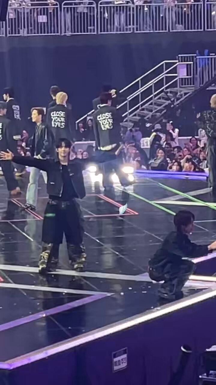 Behind-the-scenes cut of JL (AHOF)