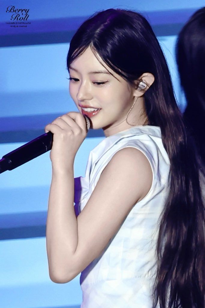 Behind-the-scenes cut of Minju (ILLIT)