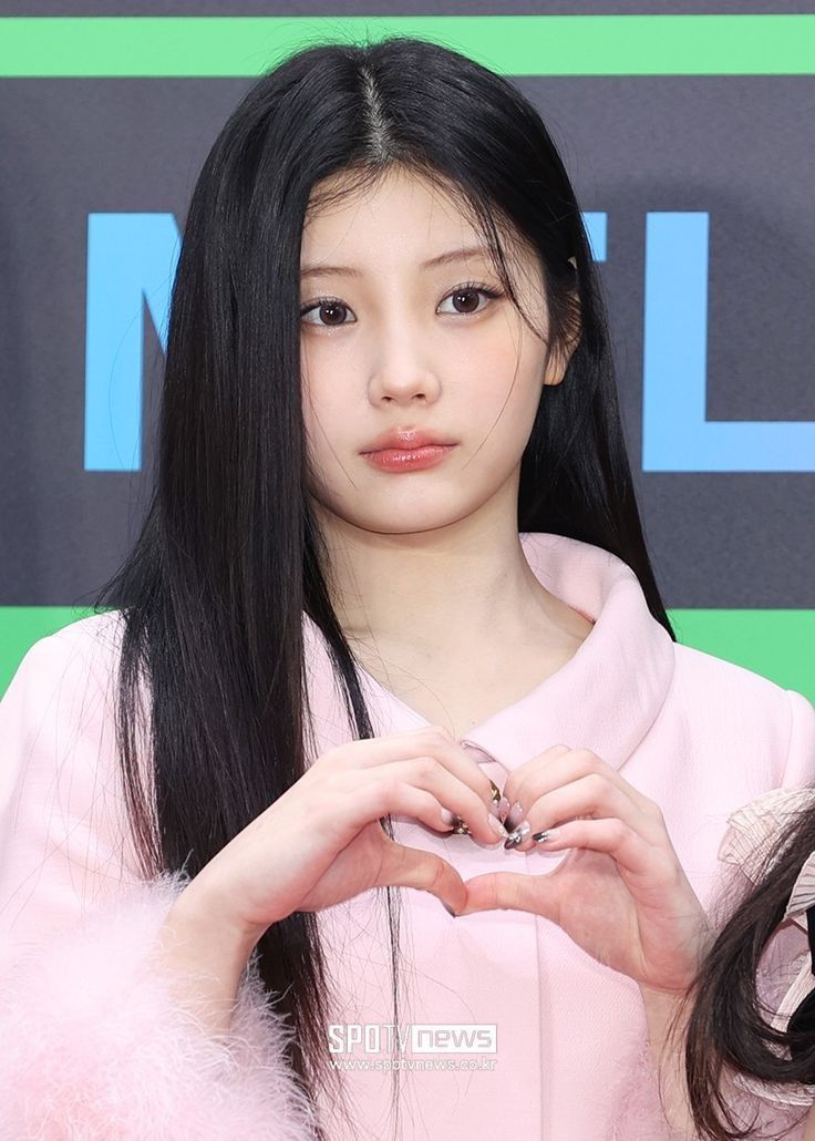 Recent activity shot of Wonhee (ILLIT)