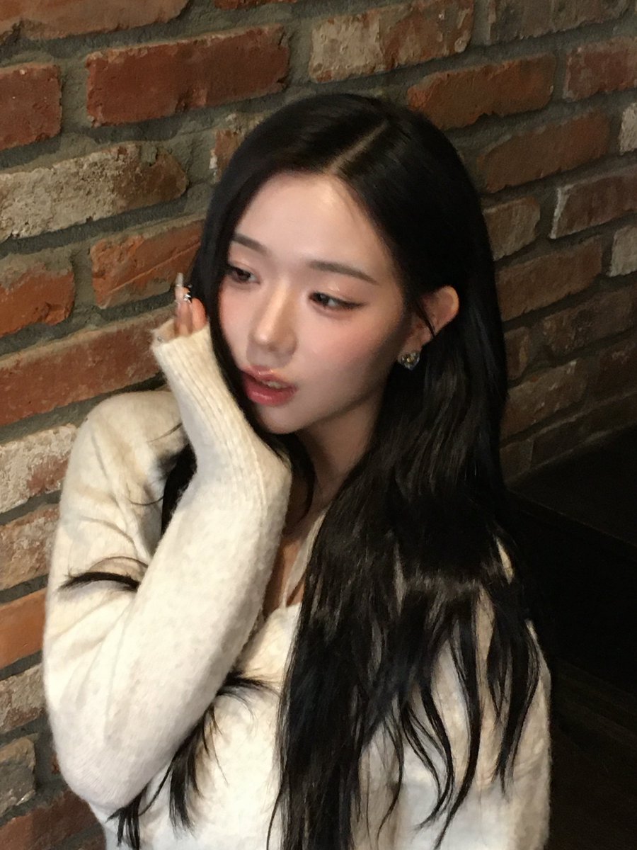 Behind-the-scenes cut of tripleS