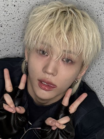Behind-the-scenes cut of Junhyeok (TNX)