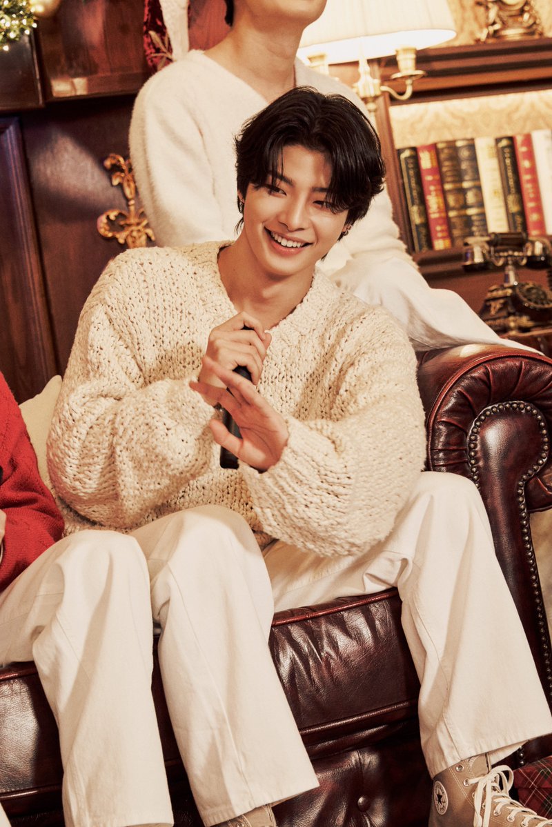 A moment captured by YOUNITE's fan