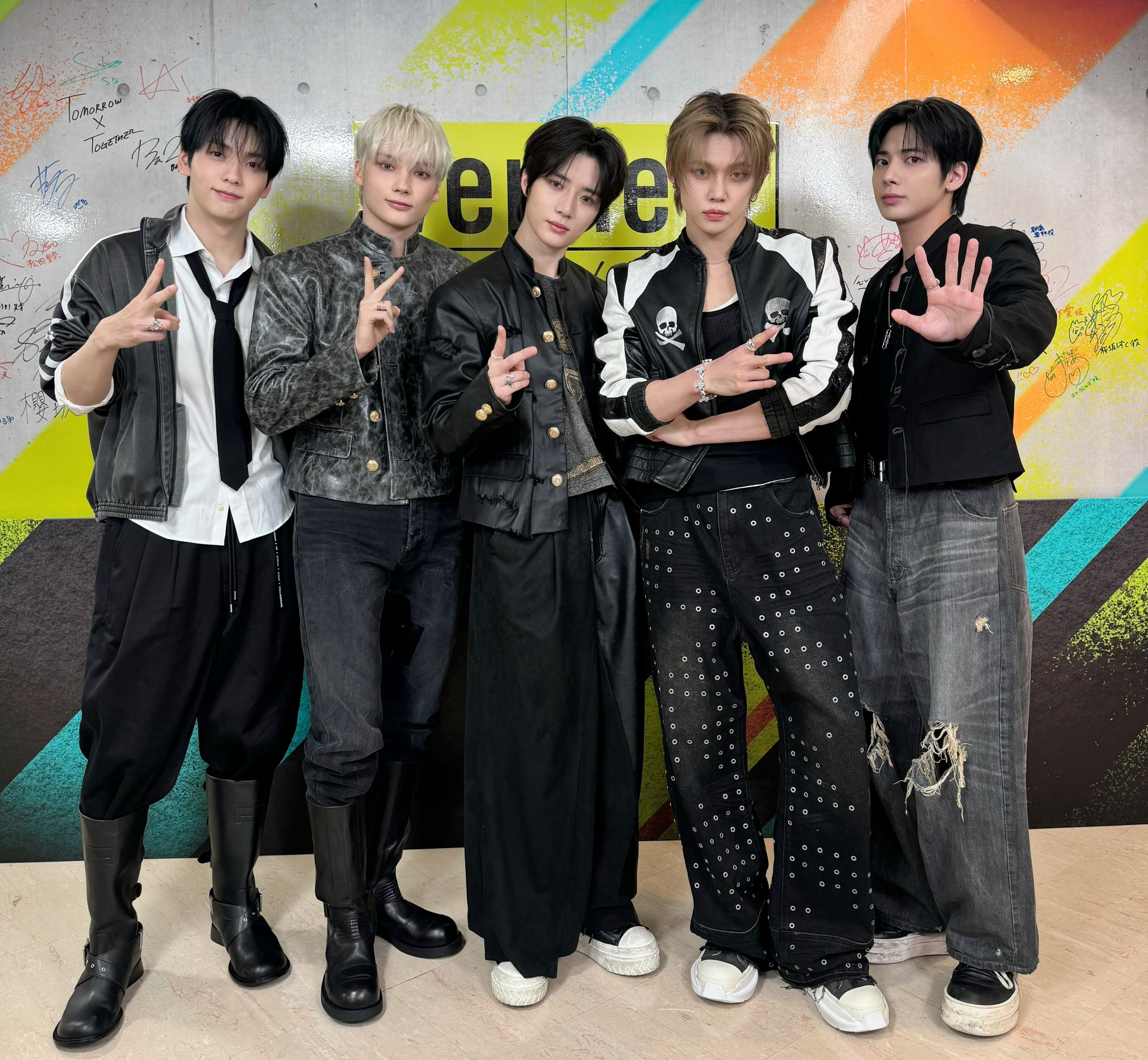 TOMORROW X TOGETHERの舞台裏ショット
