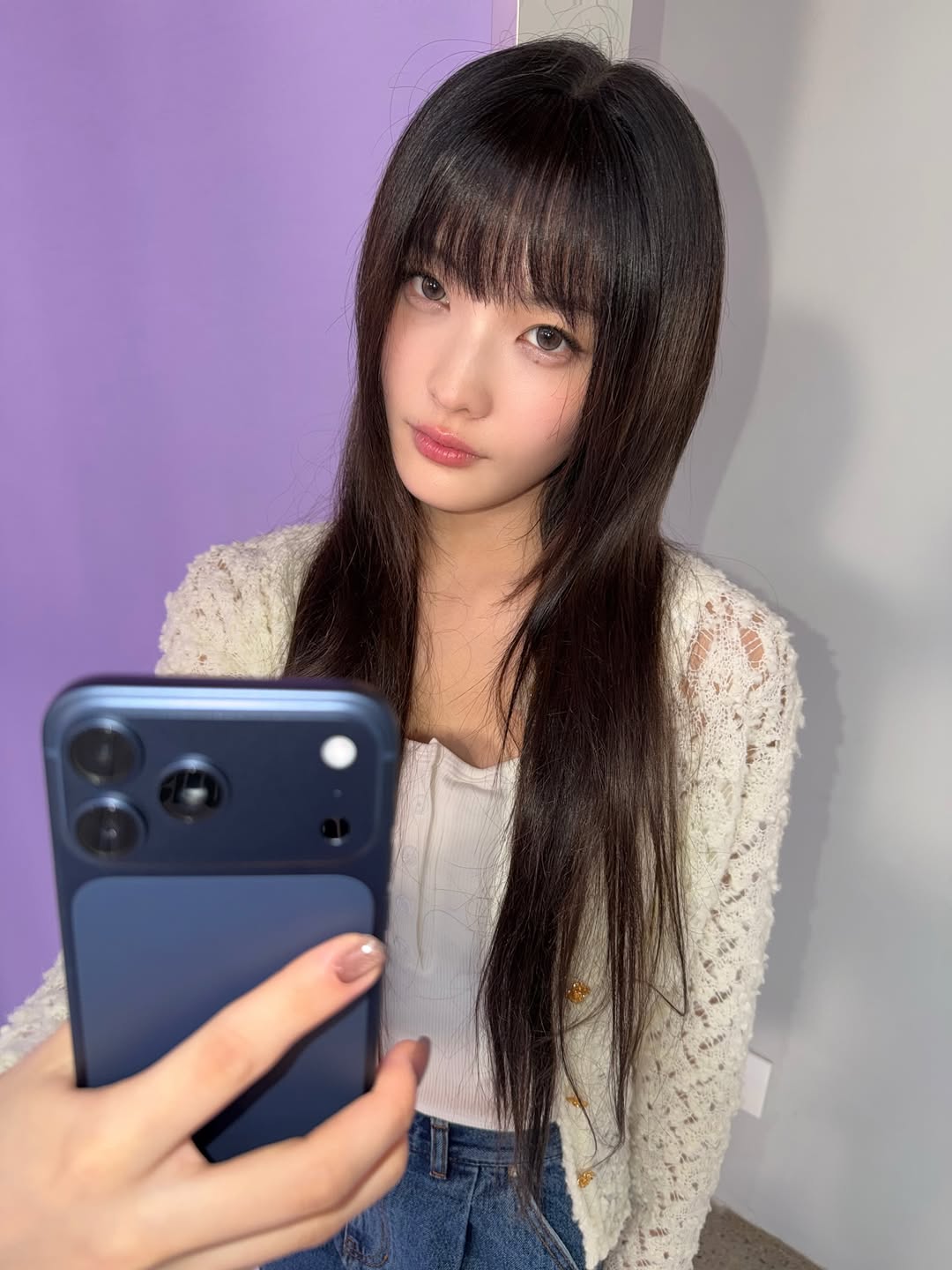 Behind-the-scenes cut of Iroha (ILLIT)