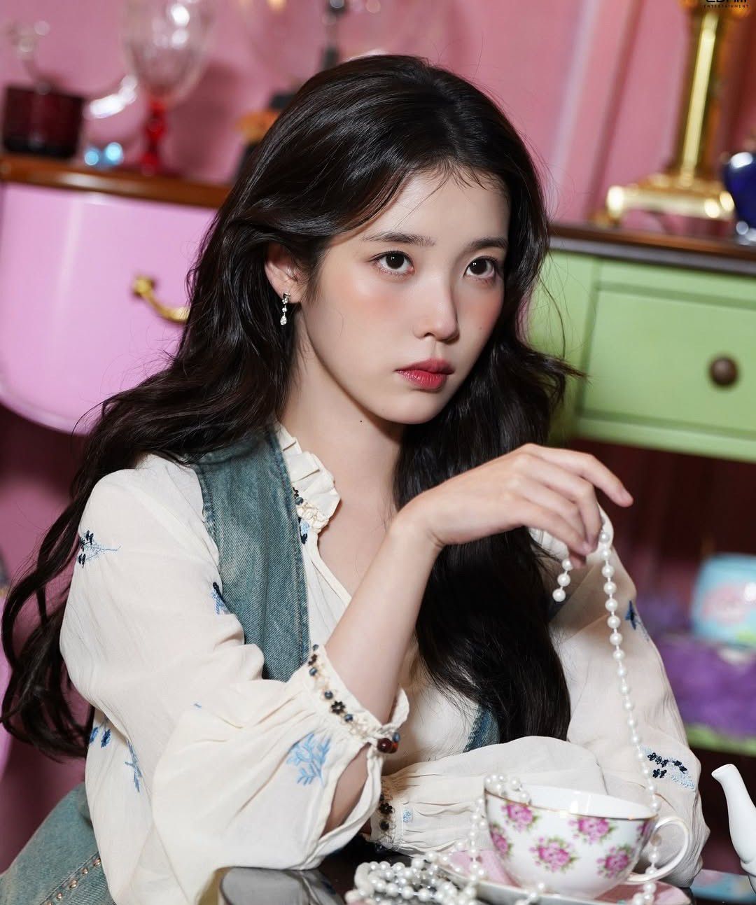 Behind-the-scenes cut of IU