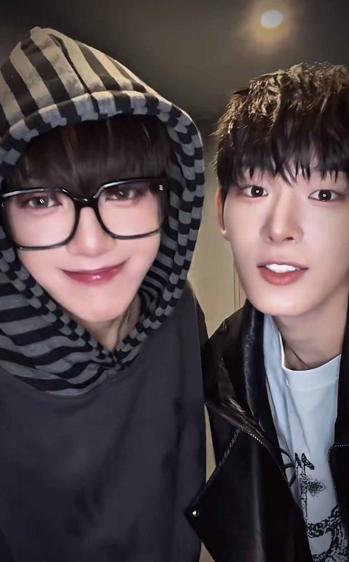 A moment captured by JL (AHOF)'s fan