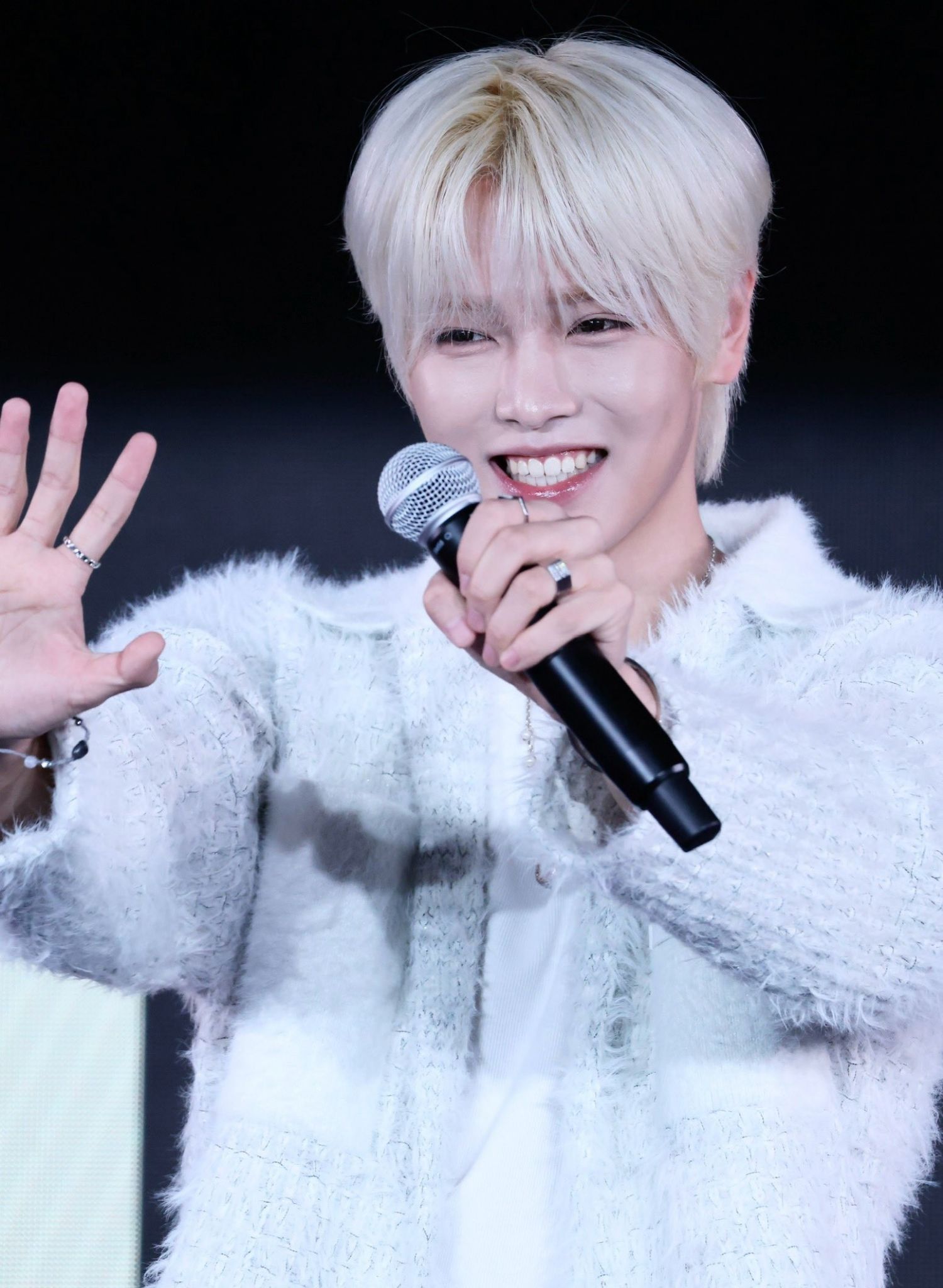 A moment captured by Jang Haneum's fan