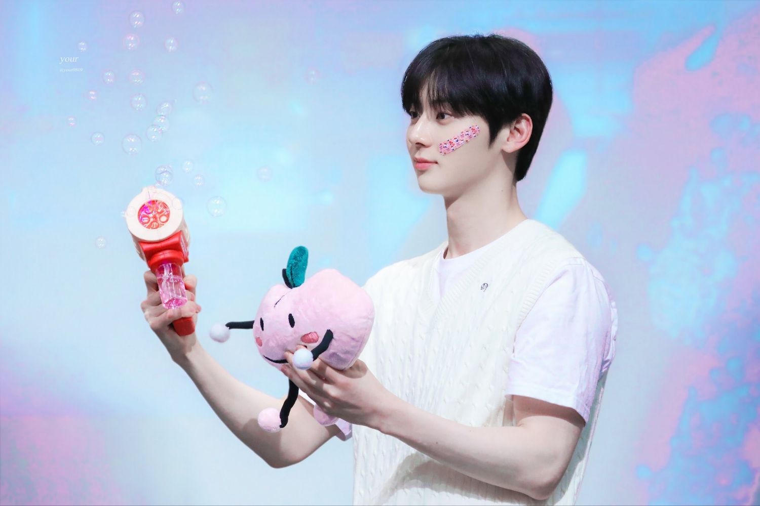 A moment captured by Hwang Minhyun's fan