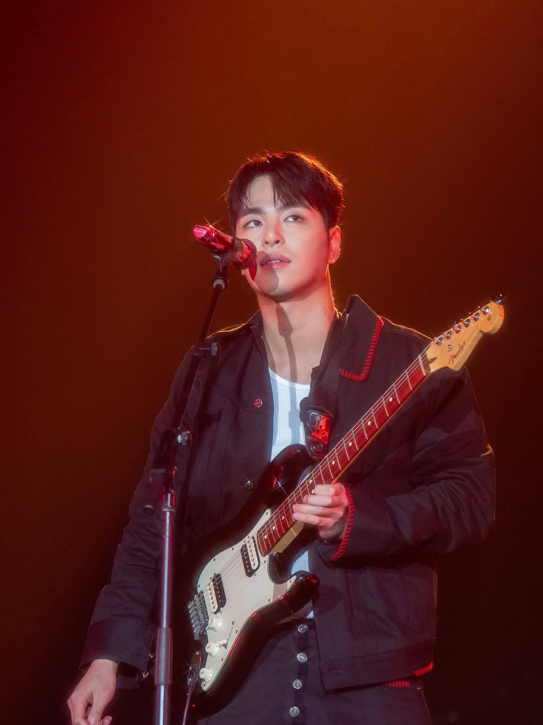 Behind-the-scenes cut of iKON