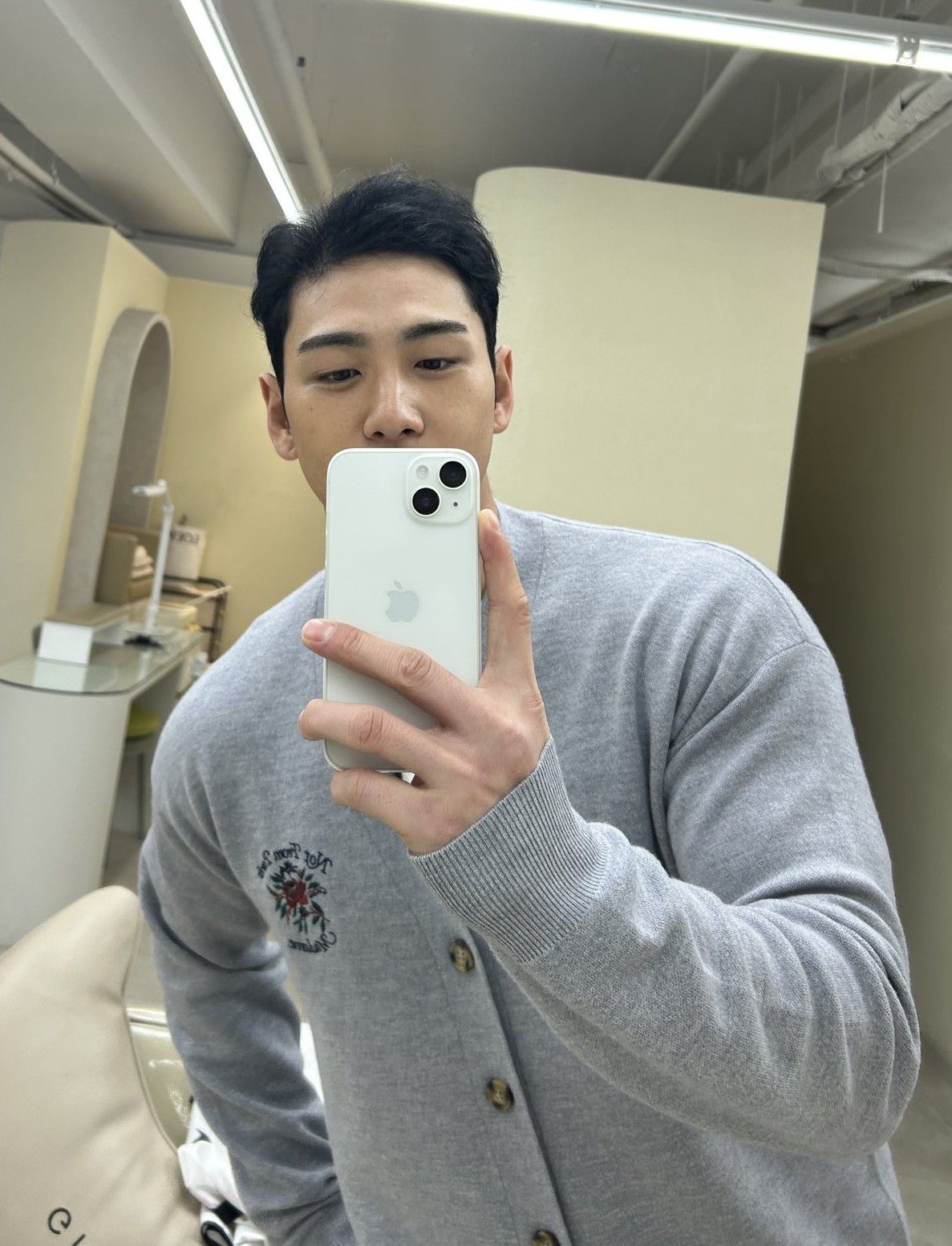 Behind-the-scenes cut of Baekho