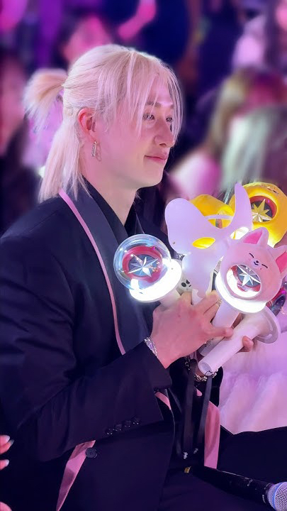 Today's most popular wallpaper in the Lee Know (Stray Kids) community