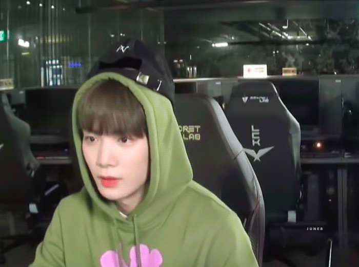 Behind-the-scenes cut of Kim Jonghyeon