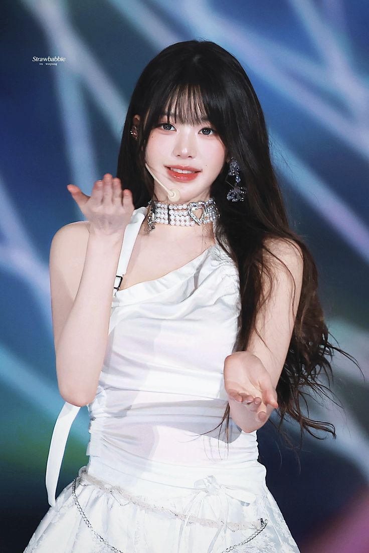 Behind-the-scenes cut of Jang Wonyoung (IVE)
