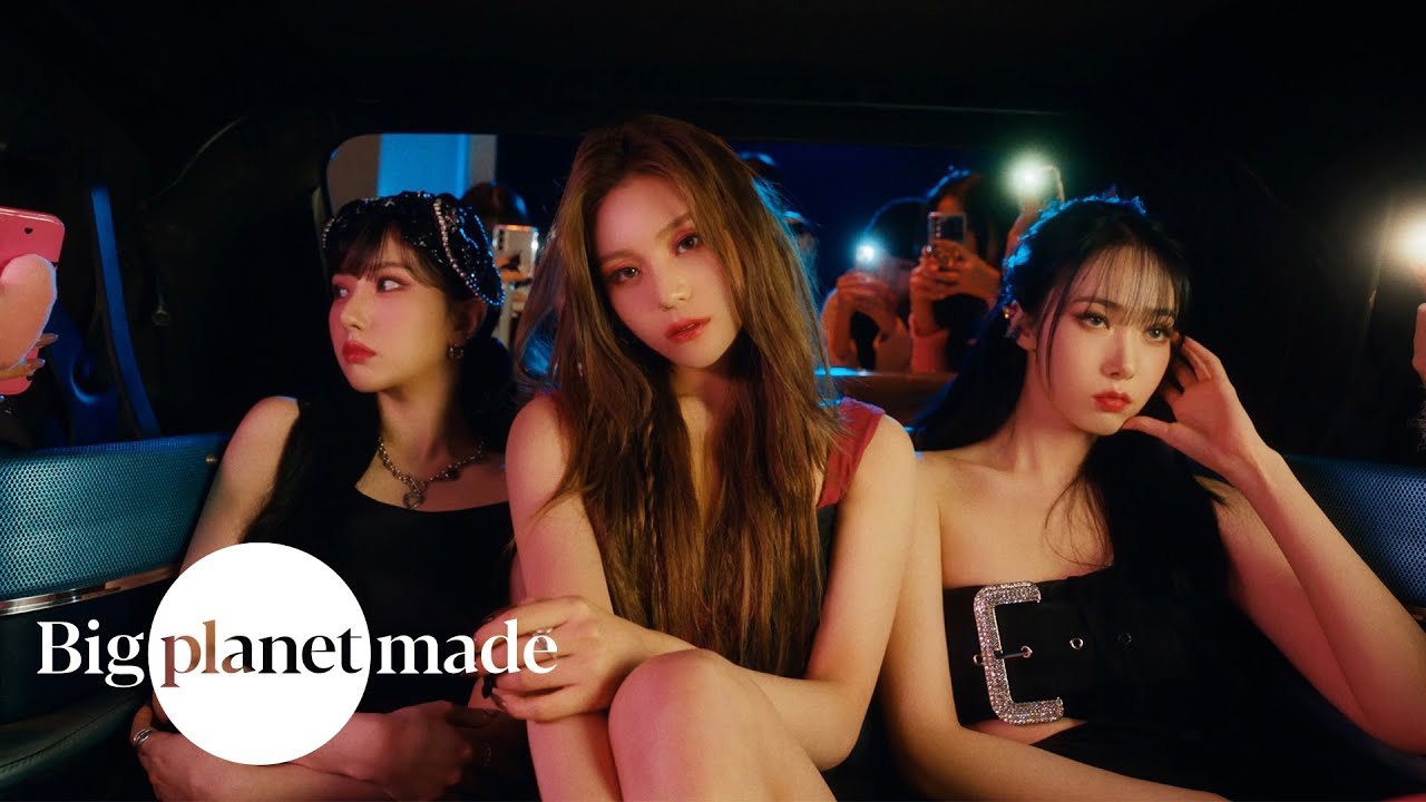 A moment captured by VIVIZ's fan