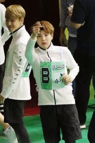 Foto aktivitas terbaru SUGA (BTS)