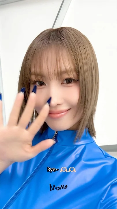 Behind-the-scenes cut of Momo (TWICE)
