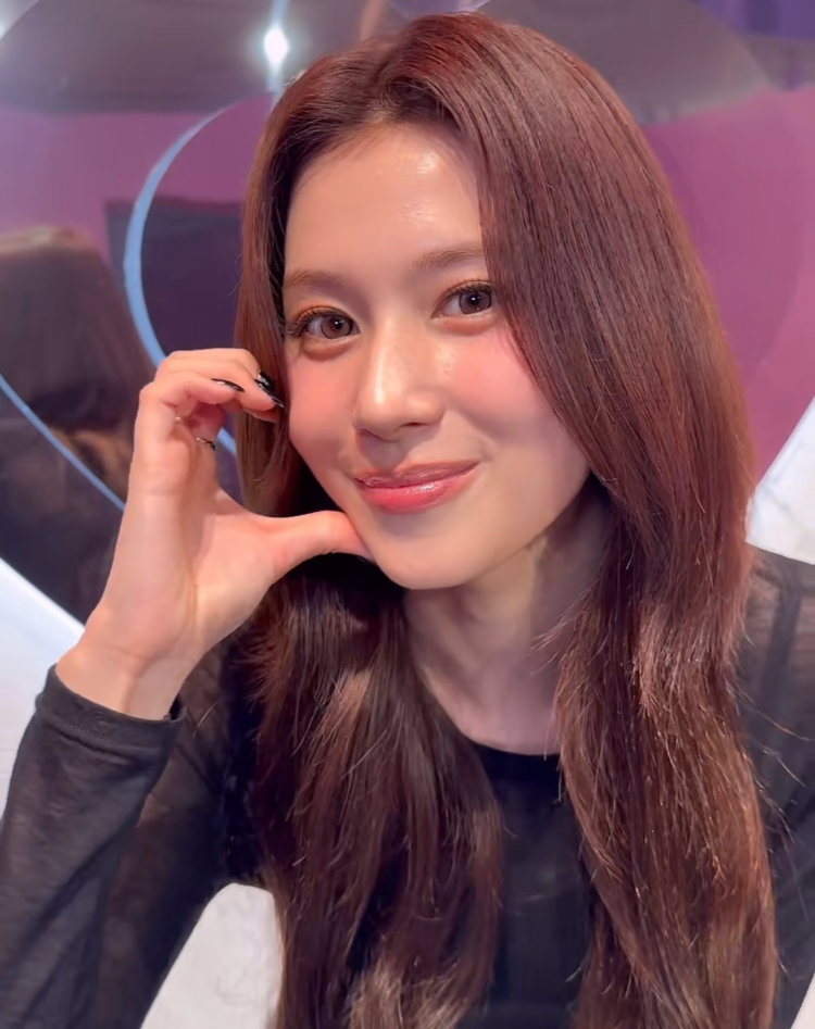 Potret di balik layar Sana (TWICE)