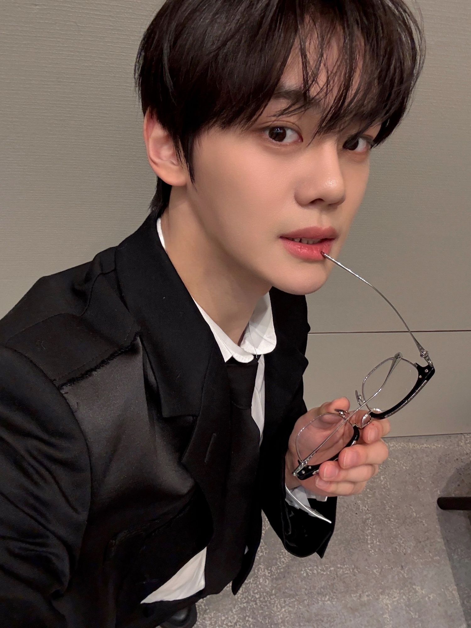 Recent activity shot of Kim Gyuvin (ZEROBASEONE)