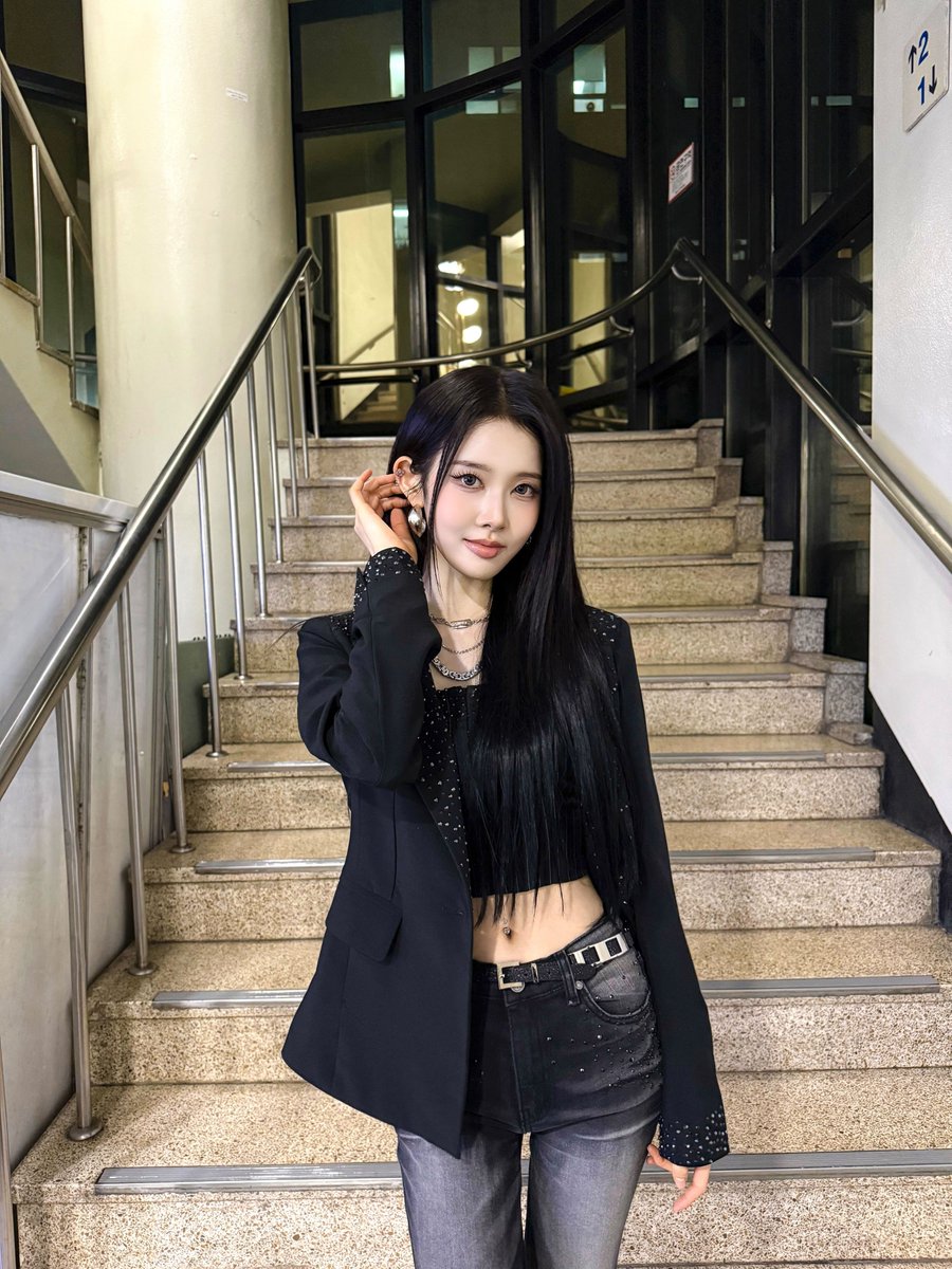 Behind-the-scenes cut of STAYC