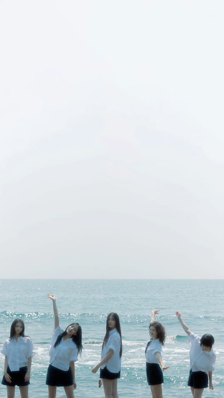 Fandom-recommended wallpaper image of NewJeans