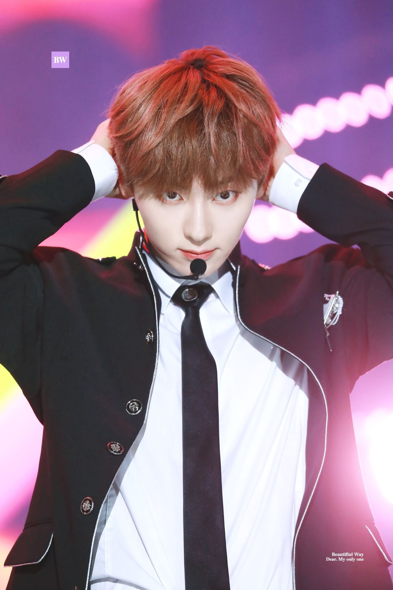 A moment captured by Hwang Minhyun's fan