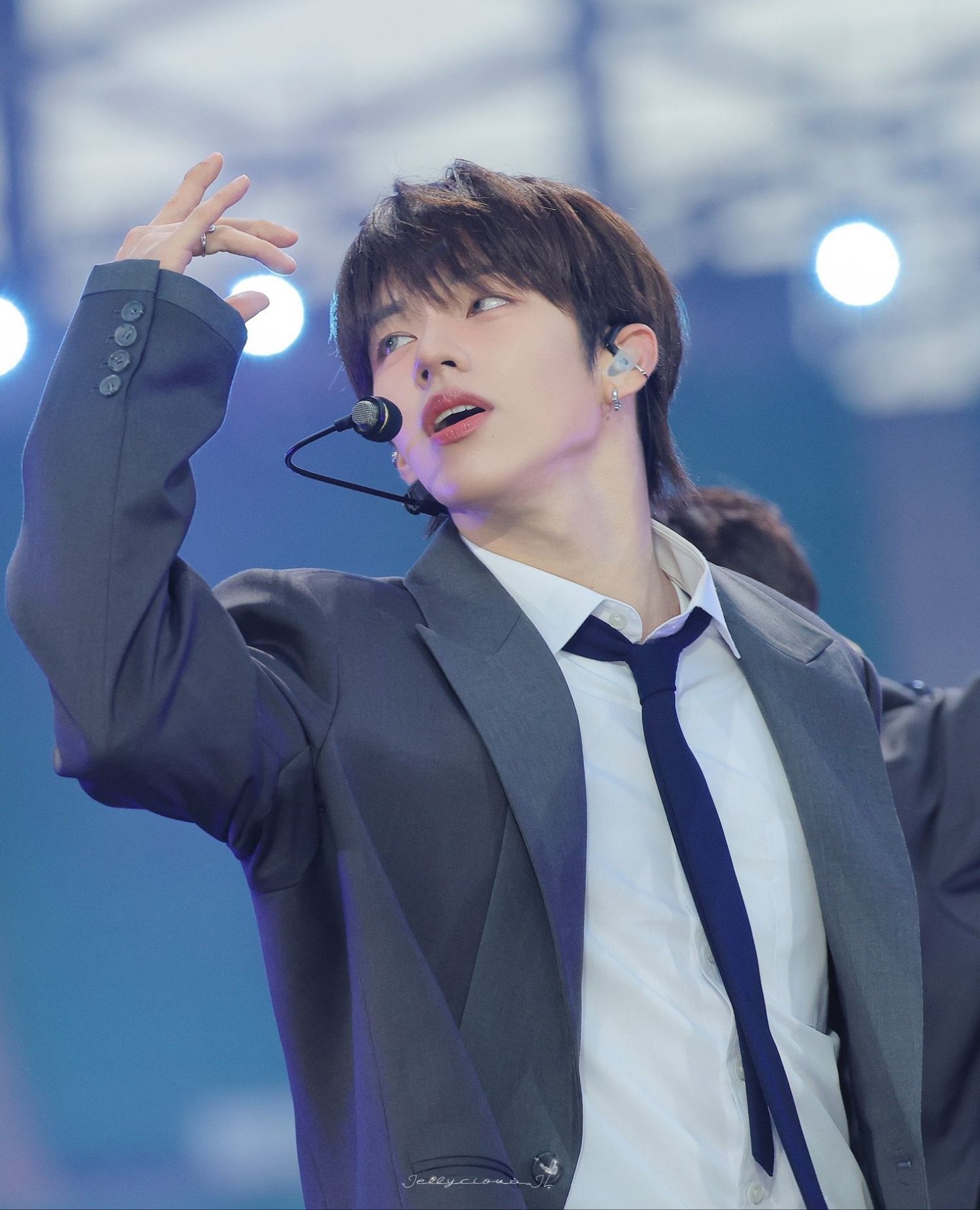 Behind-the-scenes cut of JL (AHOF)