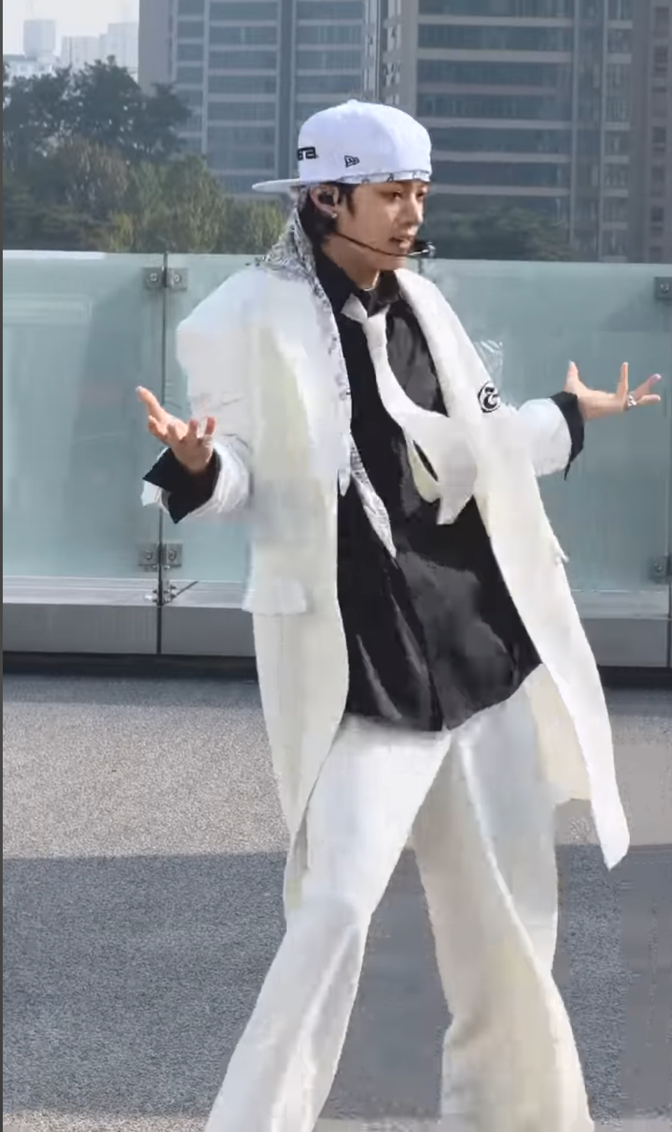 Latest photo of EJ (&TEAM)