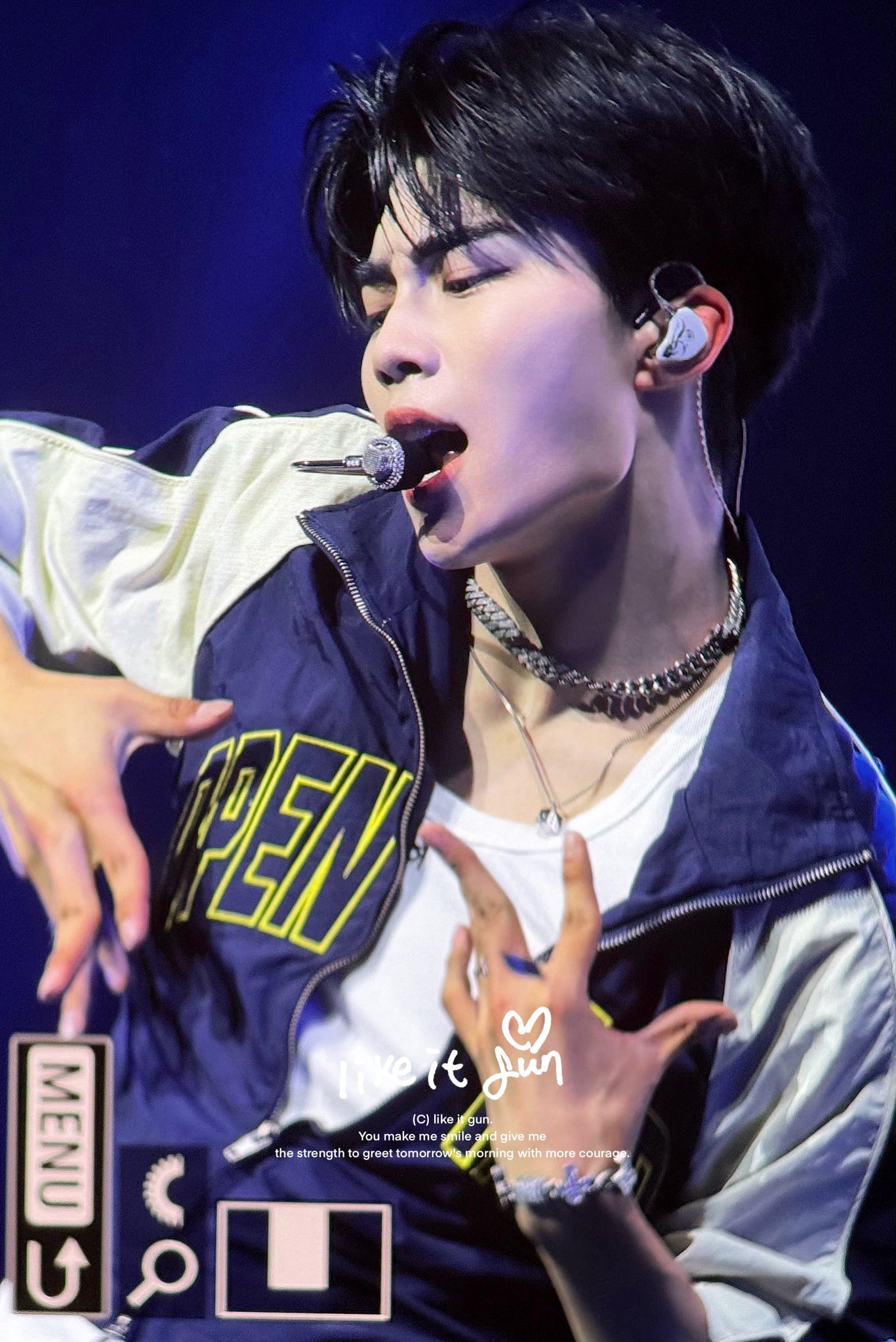 A moment captured by Park Gunwook (ZEROBASEONE)'s fan