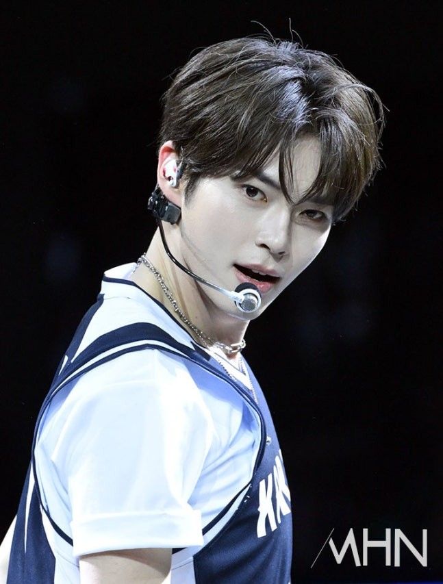 Behind-the-scenes cut of Sung Hanbin (ZEROBASEONE)