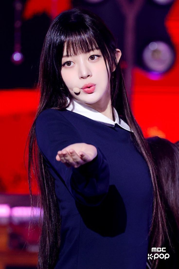 Behind-the-scenes cut of Minju (ILLIT)