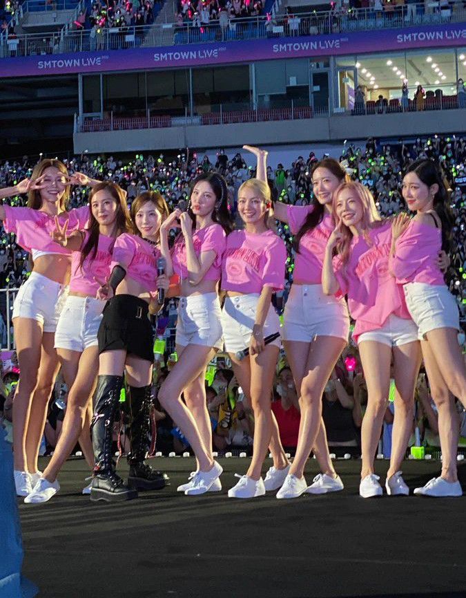 Behind-the-scenes cut of Girls' Generation