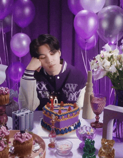 Foto aktivitas terbaru SUGA (BTS)