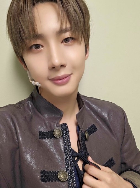 A moment captured by Hui (PENTAGON)'s fan