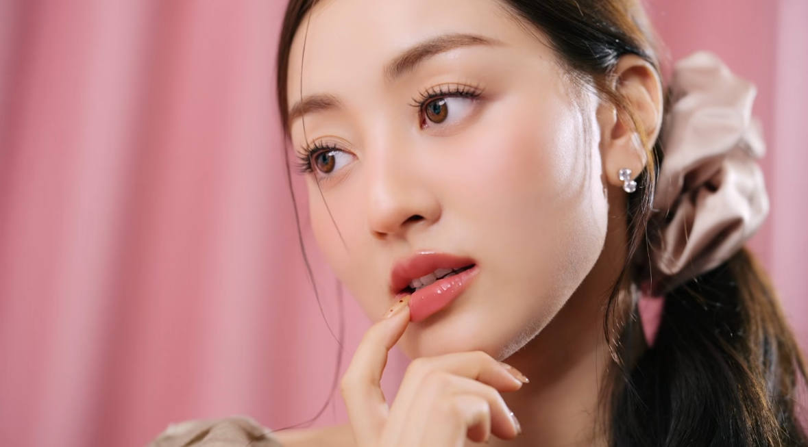 Latest photo of Jihyo (TWICE)