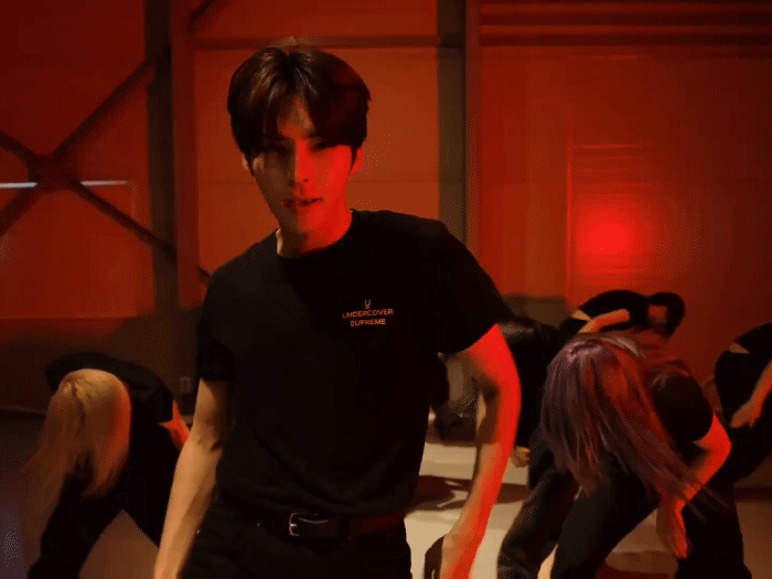 Behind-the-scenes cut of Sung Hanbin (ZEROBASEONE)