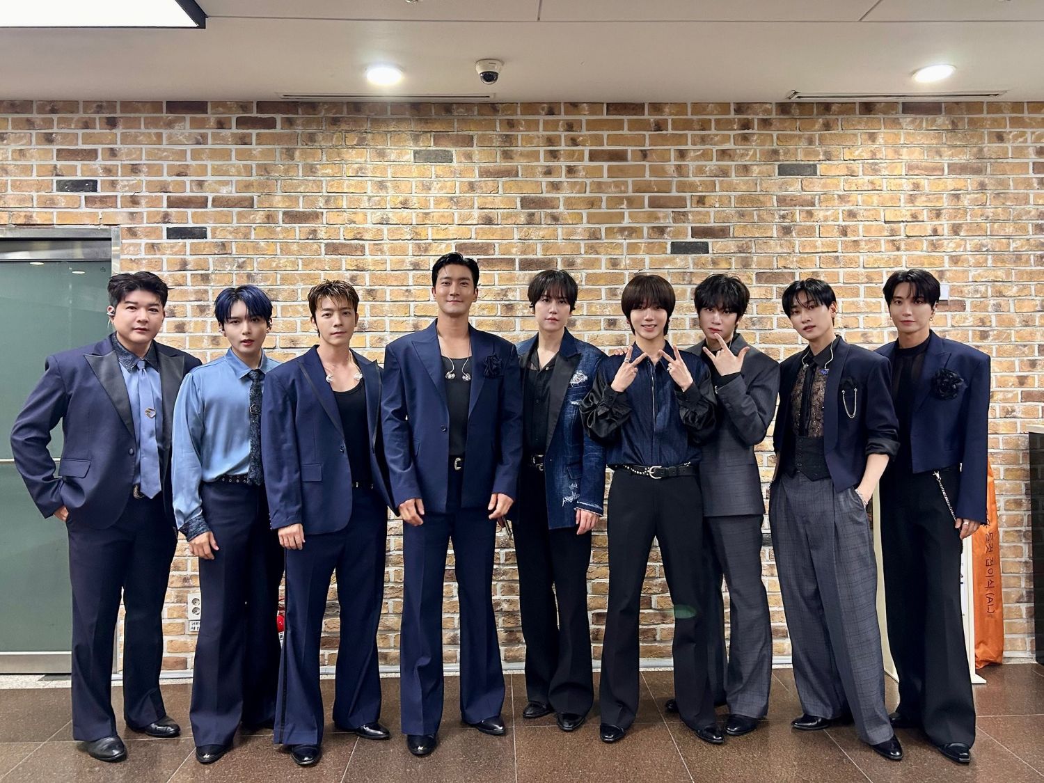 Behind-the-scenes cut of Super Junior