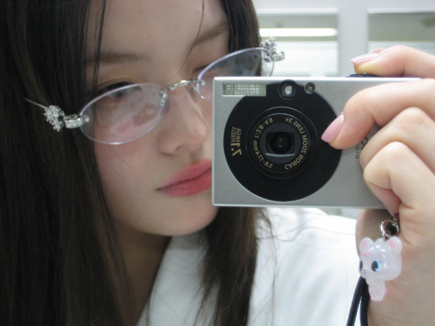 Behind-the-scenes cut of Iroha (ILLIT)