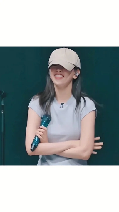 A moment captured by An Yujin (IVE)'s fan