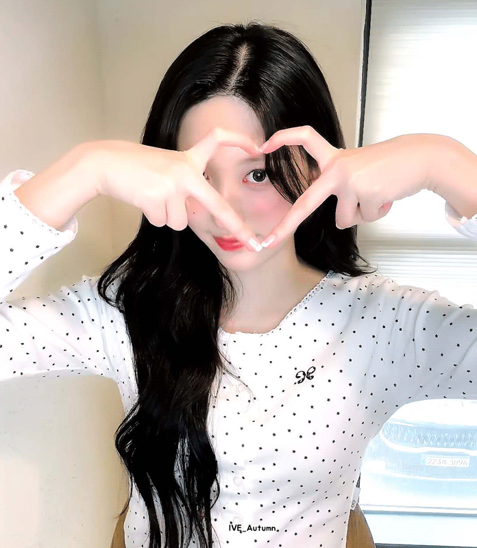 Recent activity shot of Gaeul (IVE)